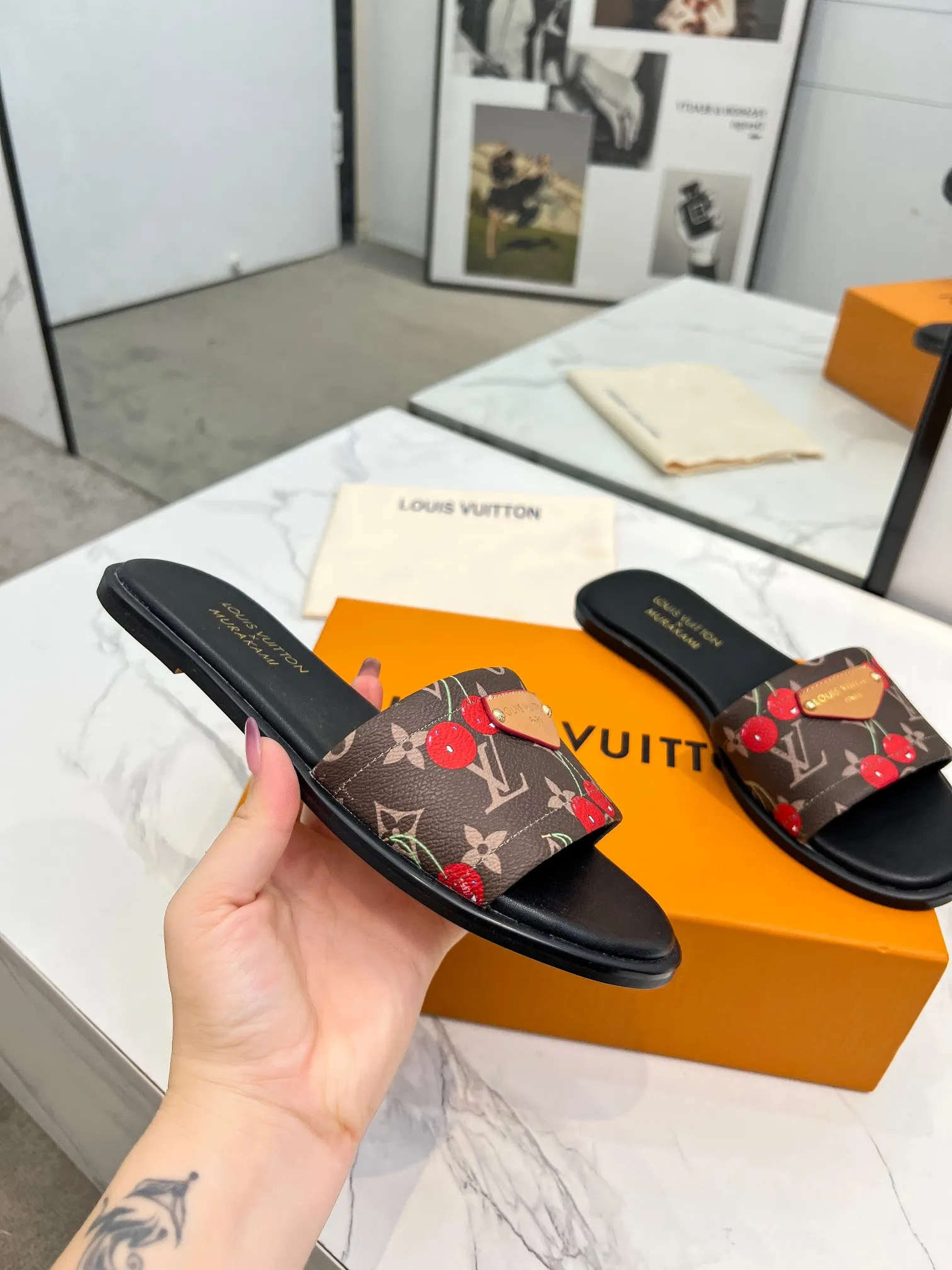 👟👟Ex-factory price 320👟👟 Genuine leather sole +40 Louis Vuitton, 1:1 advanced customization upper, fabric: customized LV special fabric, lining: sheepskin, original molding hardware, code number: 35-42, order with pictures, welcome to send pictures to place an order,